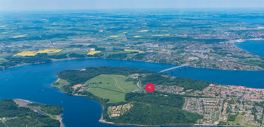 Here another air photo of the area - a red circle indicates where we live- inbetween two forests, - both included in the nature park area just 200 meters from our house -