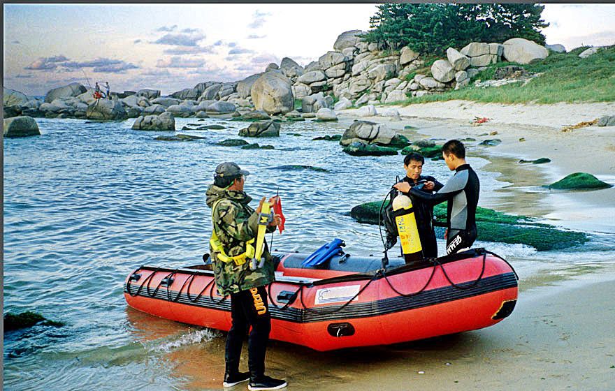 2000-16-086 - Mr Yo, - Dive master Han, - and a Korean diver at the rubber boat that takes us to sea (Photography by Karsten Petersen ©)