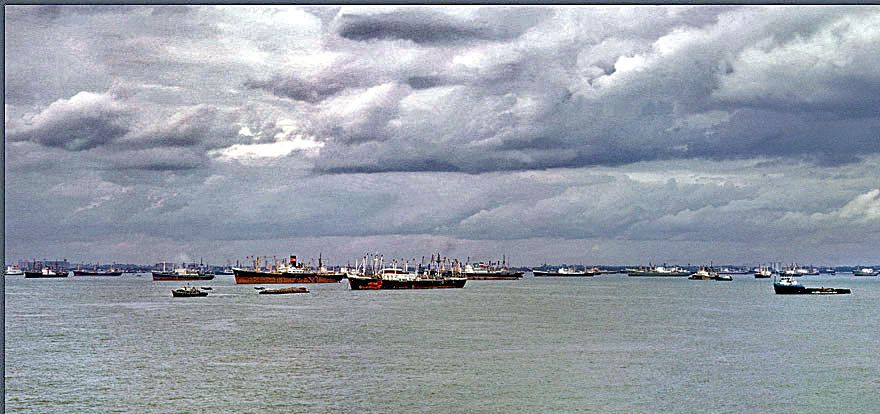 1972-01-033 Singapore's Eastern Anchorage, - a true paradise for shipspotters in the seventies - - (Photography by Karsten Petersen ©)