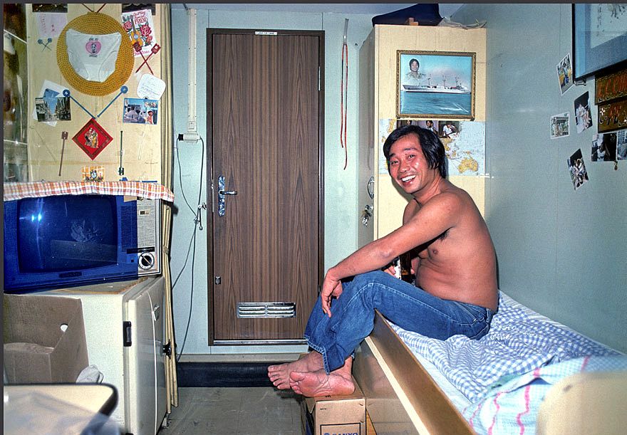 1977-05-047  - See!  TV , refrigerator, - EVERYTHING! Chan Lap Chung on his faithful bunk.  - (Photography by Karsten Petersen ©)
