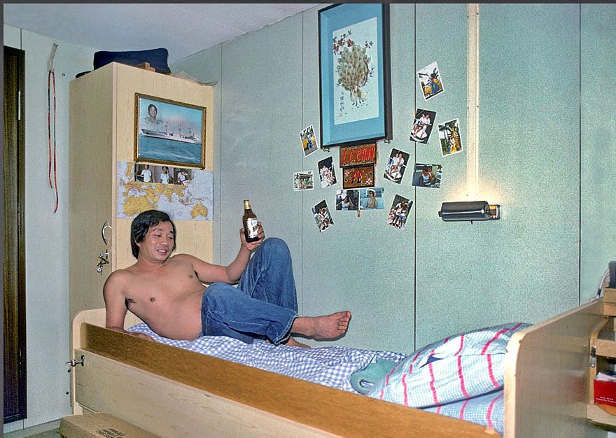 1977-05-045 -  Chan Lap Chung enjoying his bunk, - and cold bier. -  (Photography by Karsten Petersen ©)