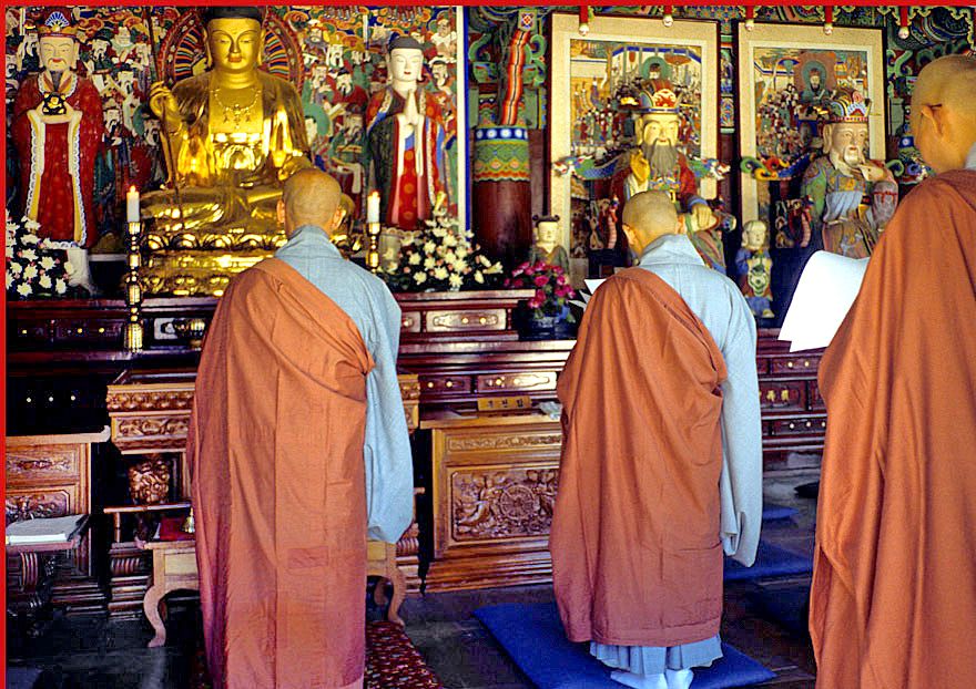 1997-21-006 - Songgwangsa -  Chanting monks -  (Photography by Karsten Petersen)