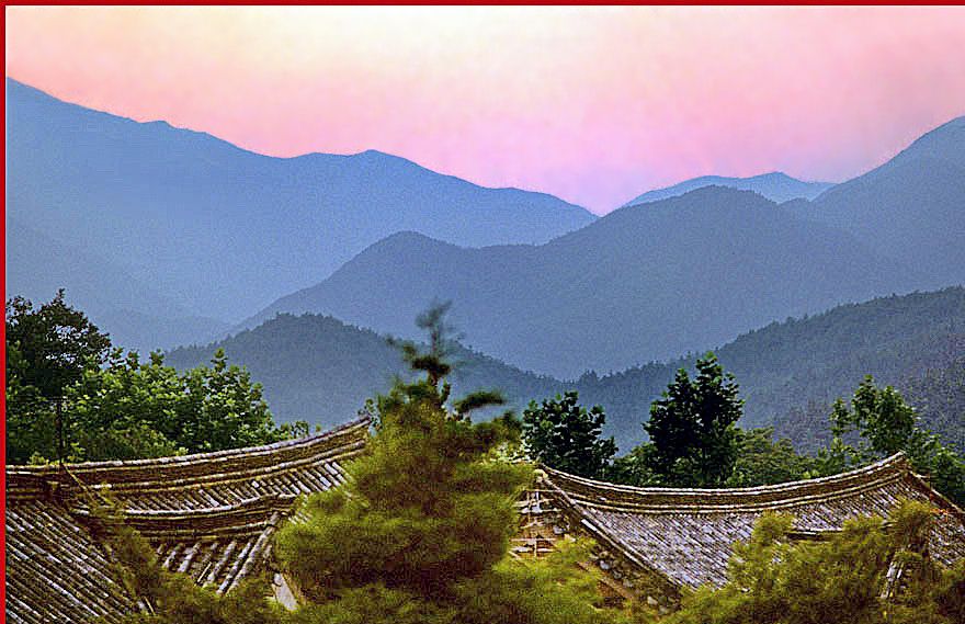 1997-21-072 - Chogyesan - dusk over Chogyesan Provincial Park, - and roofs of traditional Korean farm houses - (Photography by Karsten Petersen)