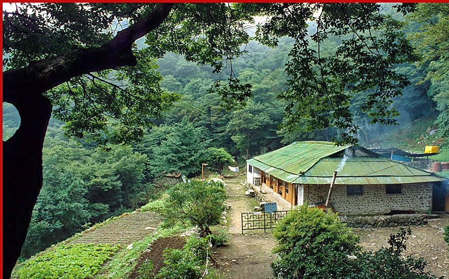 1997-18-001 - Kyeryongsan - here the hermitage Cheongryang-am - - looks more like a farm house, - but it is actually a Buddhist hermitage -