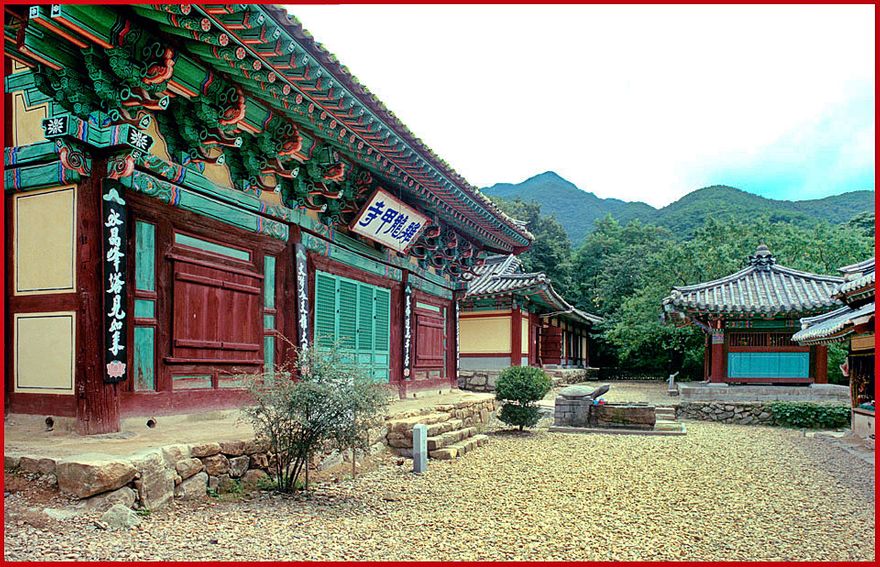 1997-18-031 - Kyeryongsan At the end of the trail you are rewarded with the very old Kapsa temple - - (Photography by Karsten Petersen)