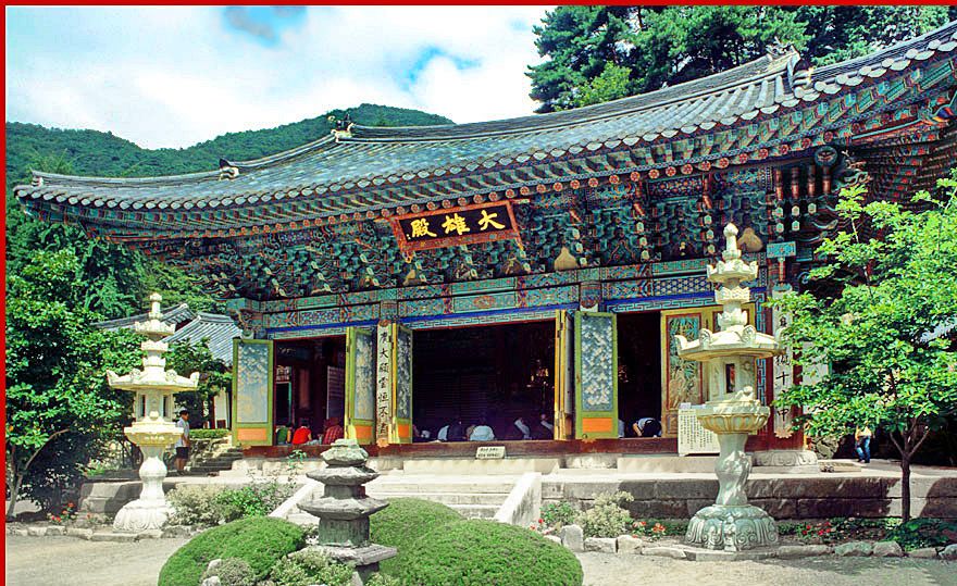 1997-18-075 - Kyeryongsan - the impressive great hall of the Tonghaksa temple - (Photography by Karsten Petersen)