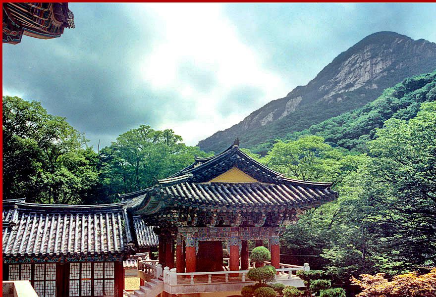 1997-18-076 - Kyeryongsan - the bell tower of the Tonghaksa temple - (Photography by Karsten Petersen)