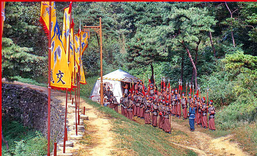 2000-29-046 - A Paekche army camp - soldiers prepare for changing guard - (Photography by Karsten Petersen)