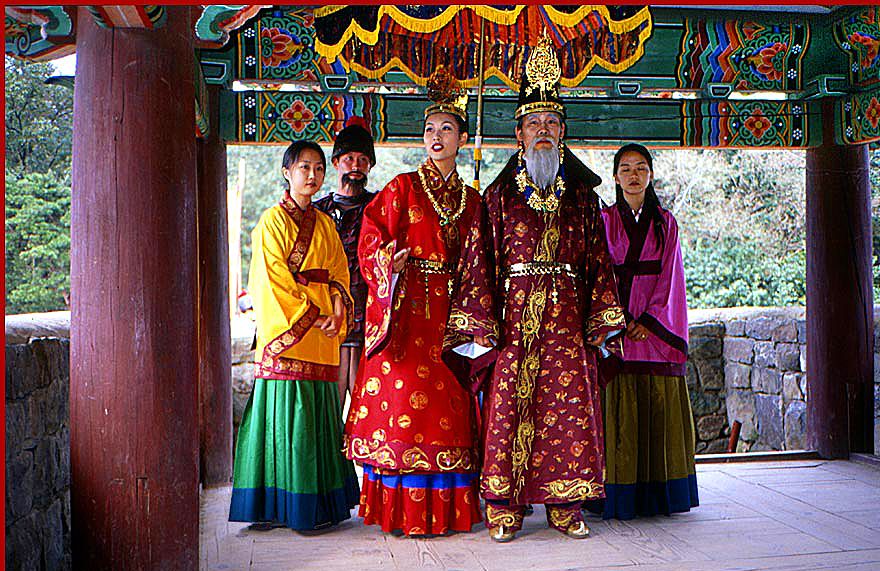 2000-30-052 - The King and Queen of Paekche, - surrounded by court ladies and a guard - (Photography by Karsten Petersen)