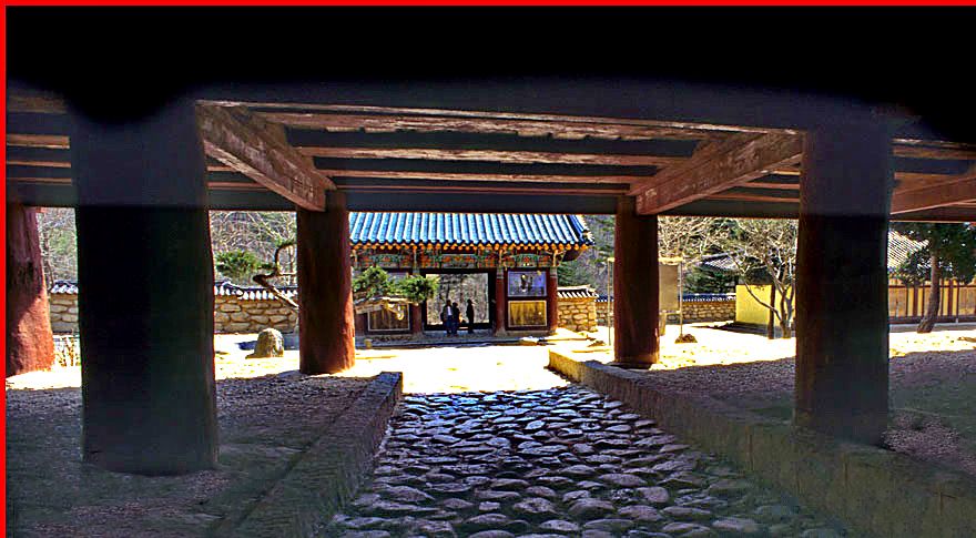 1996-30-035 - Shinghung-sa - inside the temple grounds - (Photography by Karsten Petersen)