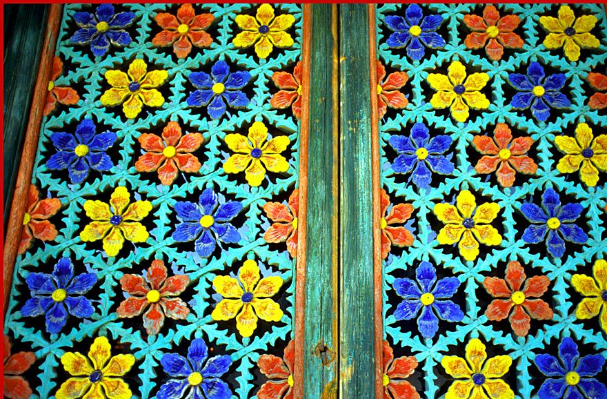 1996-30-030 - hinghung-sa - temple detail, - here a carved door - (Photography by Karsten Petersen)