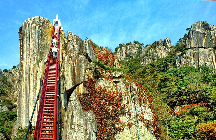 2000-32-069 - Taedunsan - if you are into extreme long and steep stairs, - suspended in air -, this is it! - (Photography by karsten Petersen)