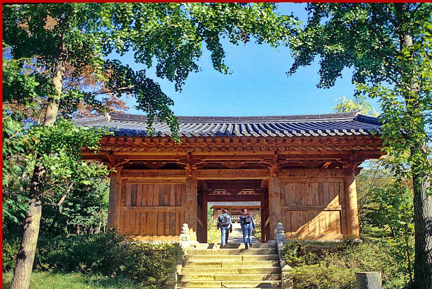 2000-30-098 - Sudok-sa - the gate housing the temple guardians of Sudok-sa temple - (Photography by Karsten Petersen)