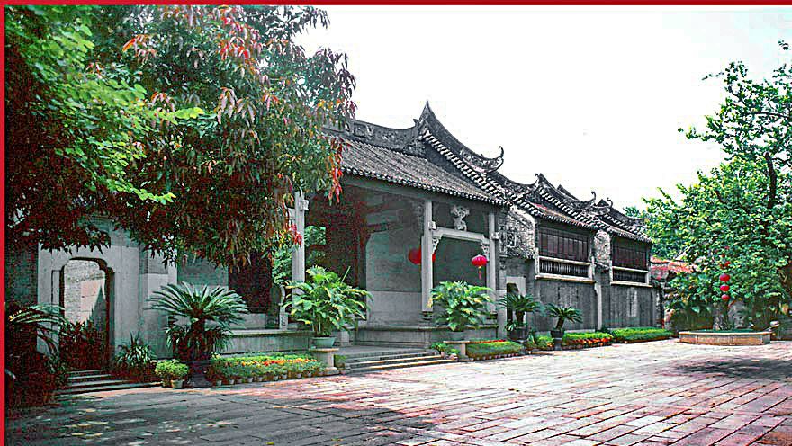2002-23-V07  - - the main entrance to Wu-bings house and garden - (Photo- and copyright:  Karsten Petersen)
