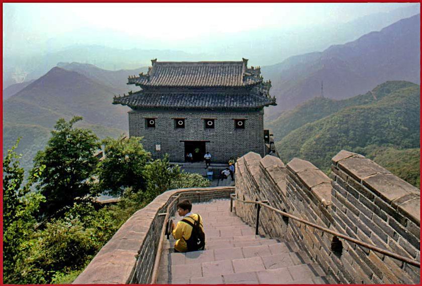 2000-20-080  - -  The Great Wall at Juyongguan -   (Photo- copyright: Karsten Petersen)