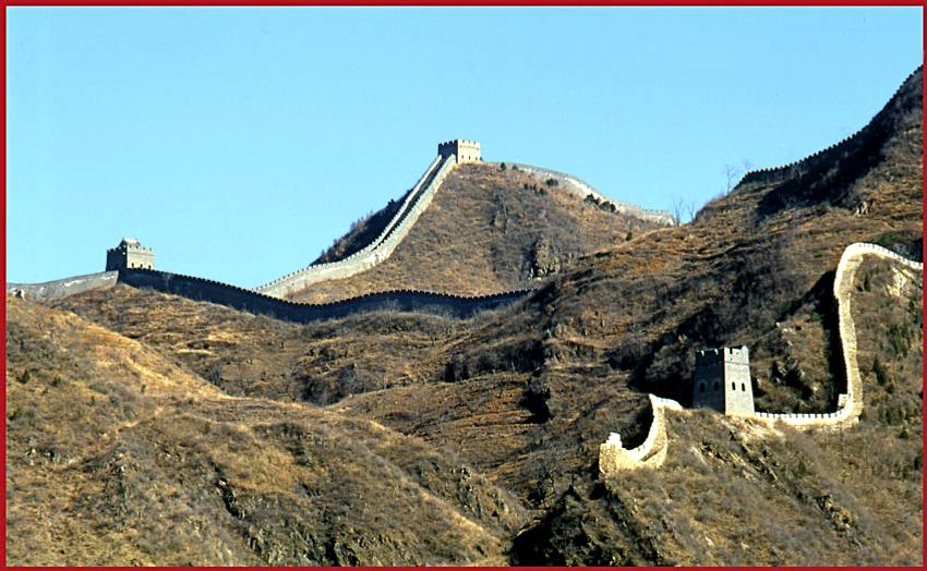 2002-09-098  - The Great Wall - like a mighty dragon high upon the slopes of the Huangya Pass - (Photo- and copyright:  Karsten Petersen)