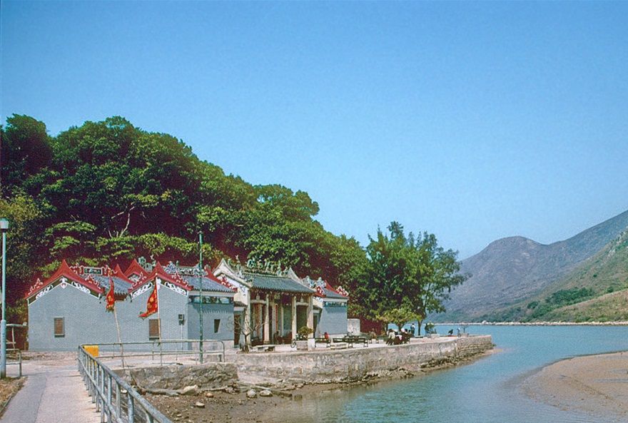 1996-06-098  - The old Yeung Hau temple in a beautiful setting - - - (Photo- and copyright:  Karsten Petersen)