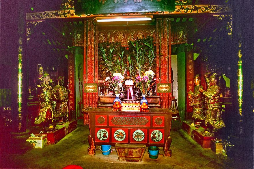 1996-07-061  - Inside the Kwan Tai temple -