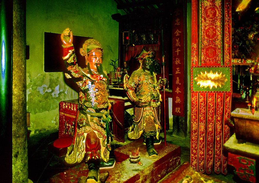 1996-07-064  - Inside the Kwan Tai temple - -
