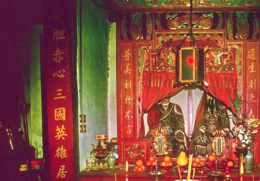 1996-07-065  - Inside the Kwan Tai temple -