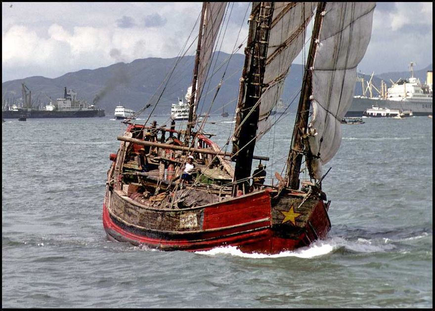 1973-05-008  - Chinese Junk, - same as above, but showing details Photographed in Victoria Harbour, Hong Kong , Oct. 1973 -  (Photo- and copyright: Karsten Petersen)