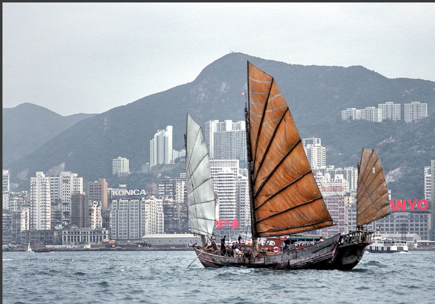 1977-03-029  - Chinese Junk - through the magnifiscent Victoria Harbour, - Hong Kong -, April 2. 1977 - (Photo- and copyright: Karsten Petersen)