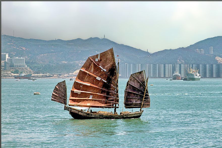 1977-04-033  -  Chinese Junk - crossing Hong Kong harbour, - April 24. 1977 - (Photo- and copyright: Karsten Petersen)