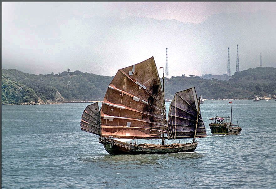 1977-04-034  -  Chinese Junk - crossing Hong Kong harbour, - April 24. 2006 - (Photo- and copyright: Karsten Petersen )