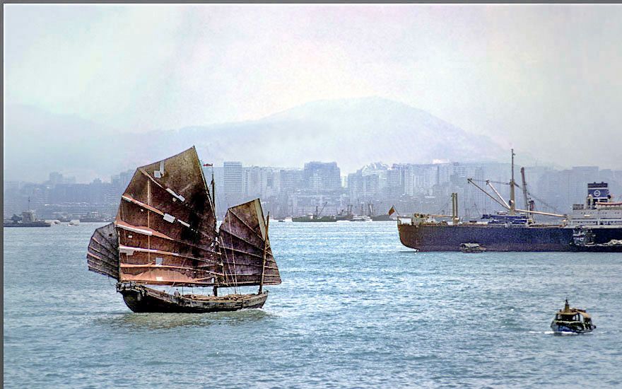 1977-04-035  -  Chinese Junk - crossing Hong Kong harbour, - April 24. 1977 - (Photo- and copyright: Karsten Petersen)