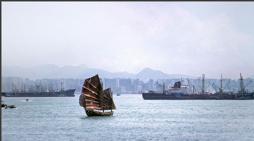 1977-04-037  -  Chinese Junk - crossing Hong Kong harbour, - April 24. 1977 - (Photo- and copyright: Karsten Petersen)