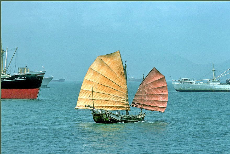 1977-04-041  -  Chinese Junk - in Hong Kong harbour, - April 1977 - (Photo- and copyright: Karsten Petersen)