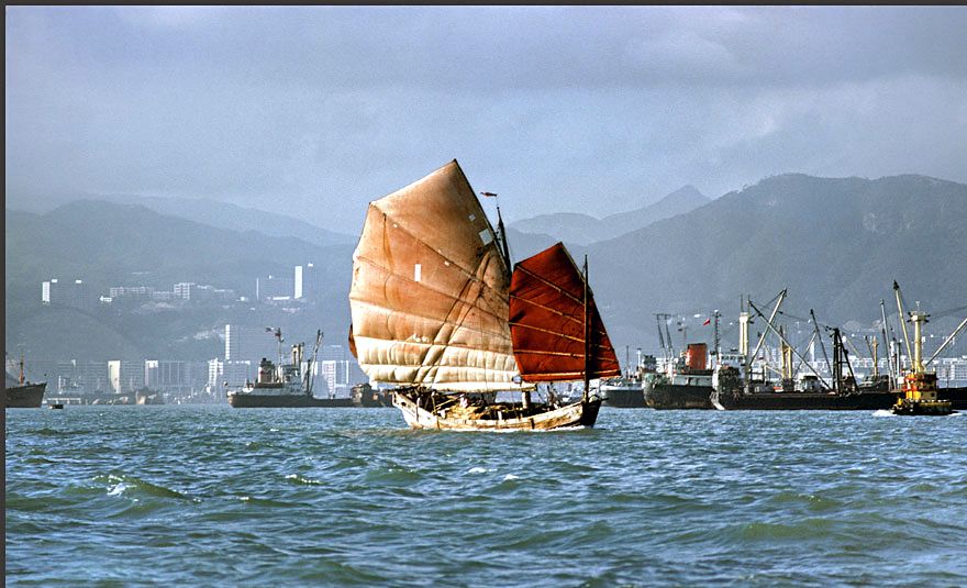 1977-04-063  -  Chinese Junk - in Hong Kong harbour, - May 1977 - (Photo- and copyright: Karsten Petersen)
