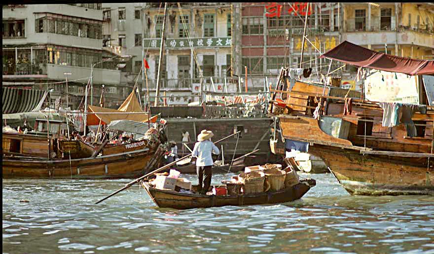 1973-04-051  -  Boat People Sampan in the floating city in Aberdeen Harbour  -  (Photo- and copyright: Karsten Petersen)