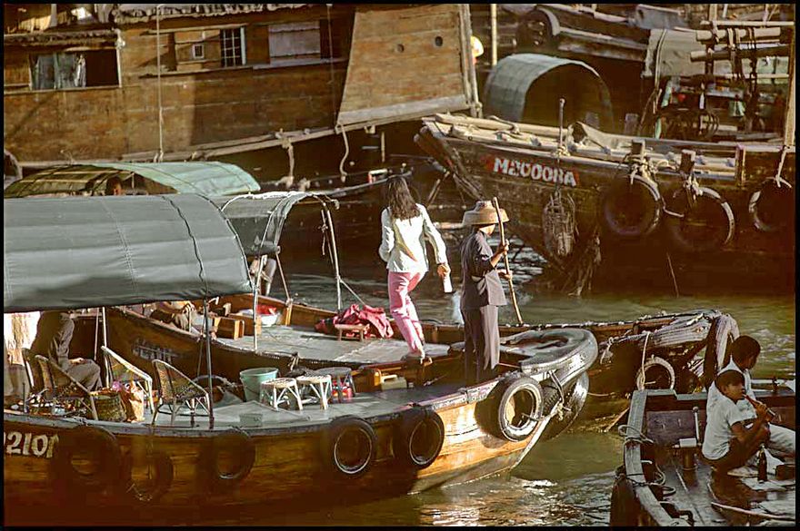 1973-04-056  -  Boat People, sampans and junks in Aberdeen Harbour  -  (Photo- and copyrigt: Karsten Petersen)