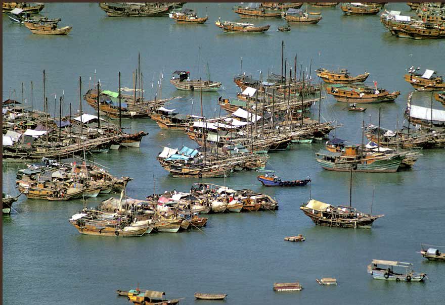 1973-15-026  -  Junks and sampans on the bay at Cheung Chau, - 1973 -  (Photo- and copyright: Karsten Petersen)