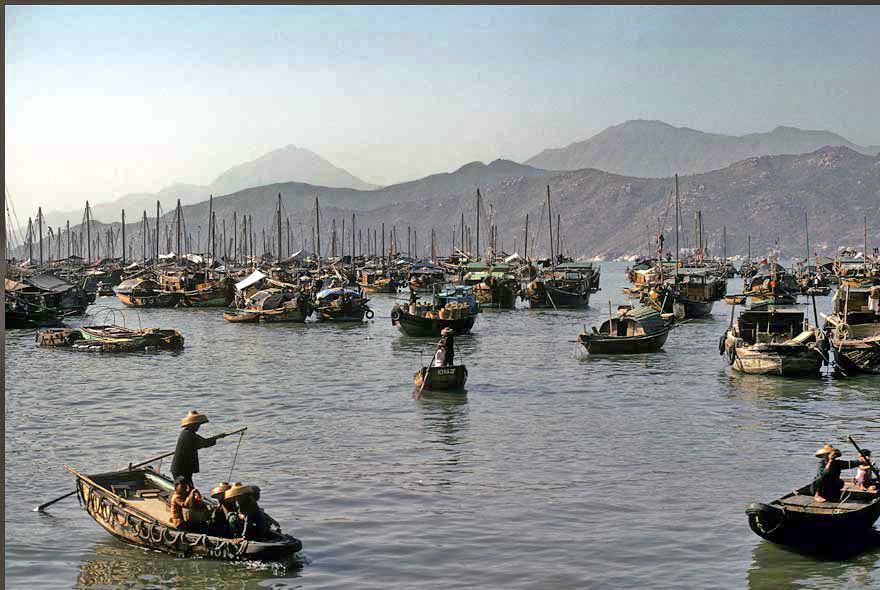 1973-15-036  -  Life on the bay, - junks and sampans -, at Cheung Chau, - 1973 - (Photo- and copyright: Karsten Petersen)