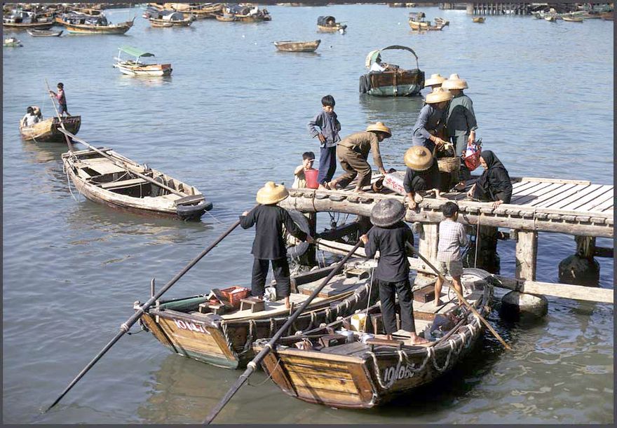 1973-15-037  -  Sampans, - Life at the landing bridge at Cheung Chau, - 1973 -  (Photo- and copyright: Karsten Petersen)