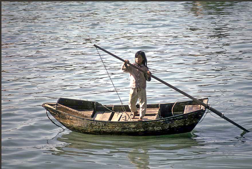 1973-15-040  -  Sampan girl - handling her yuloh oar and little sampan perfectly at Cheung Chau, - 1973 -  (Photo- and copyright: Karsten Petersen)