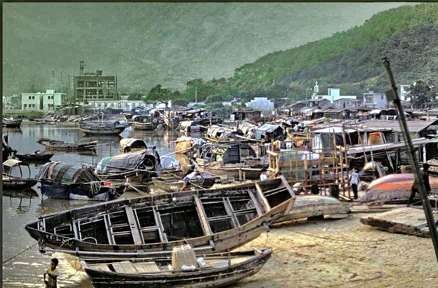 1973-14-048  -  Sampans at the coast of Mui Wo, - Silvermine Bay -, Lantau Island, - 1973  -  (Photo- and copyright: Karsten Petersen)
