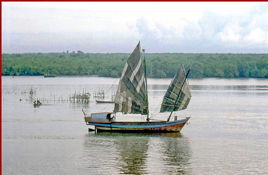 1985-13-040  - Junk - this one is a hybrid junk with typical Chinese rigging and rudder, but the hull is Indonesian - - photographed in Belawan, - Indonesia -, October 1985 - (Photo- and copyright: Karsten Petersen © )