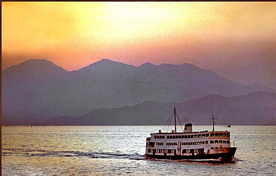 1977-01-096  - Dusk - and a HYF ferry approaching Hong Kong - (Photo- and copyright:  Karsten Petersen)