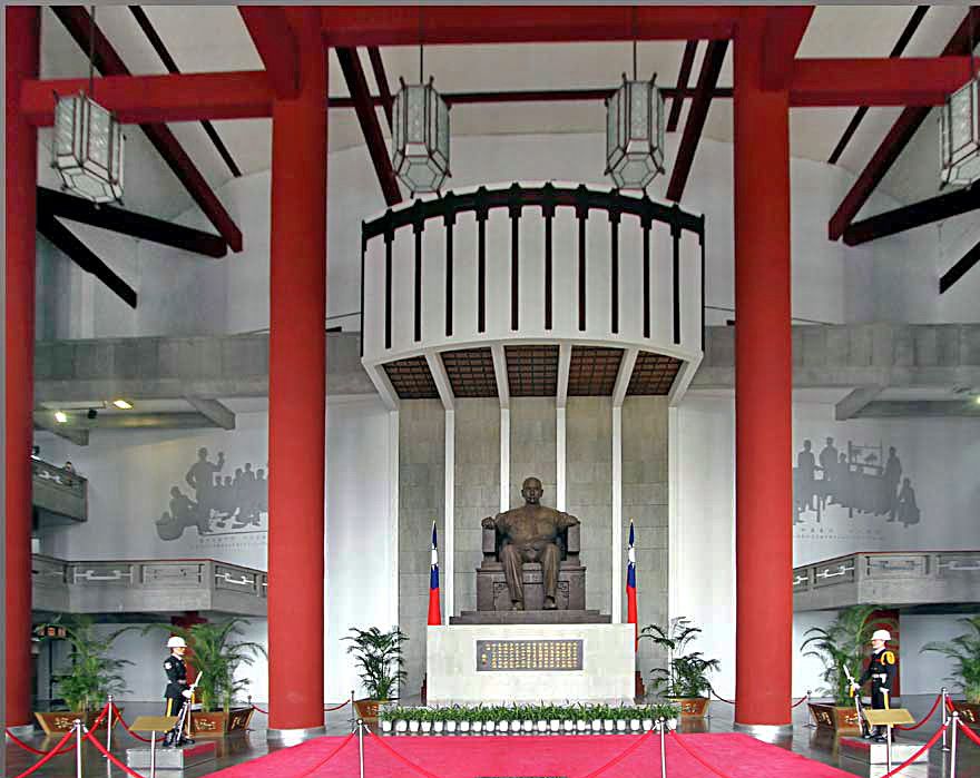 Sun Yat Sen - flanked by two honor guards - inside the memorial hall -