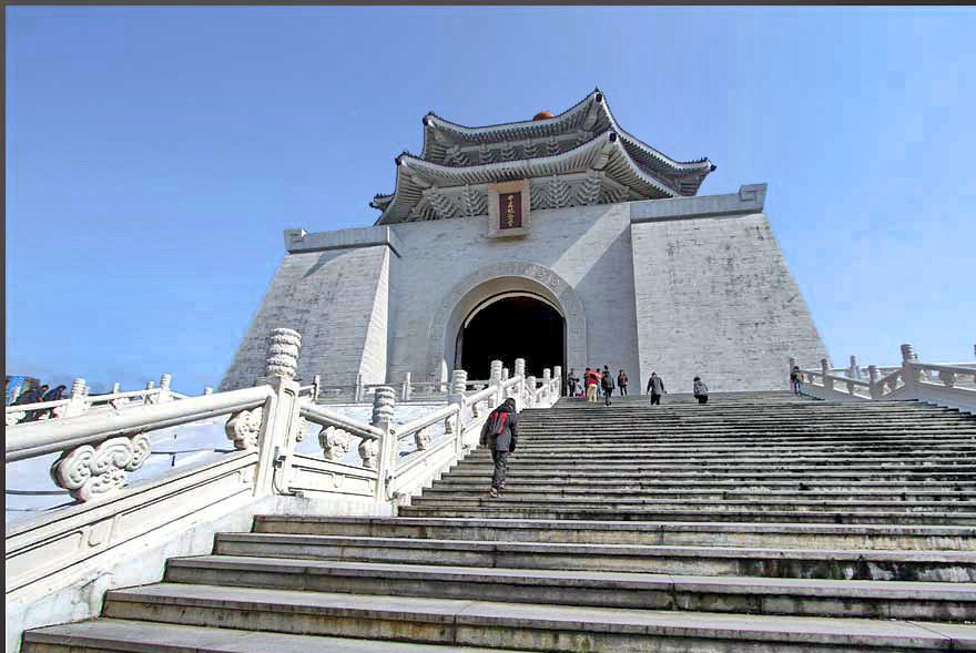 2012-02-29.062  -  89 steps, - one for each year Chiang Kai-shek lived -, leads up to the huge Memorial Hall  -  (Photo- and copyright:  Karsten Petersen)