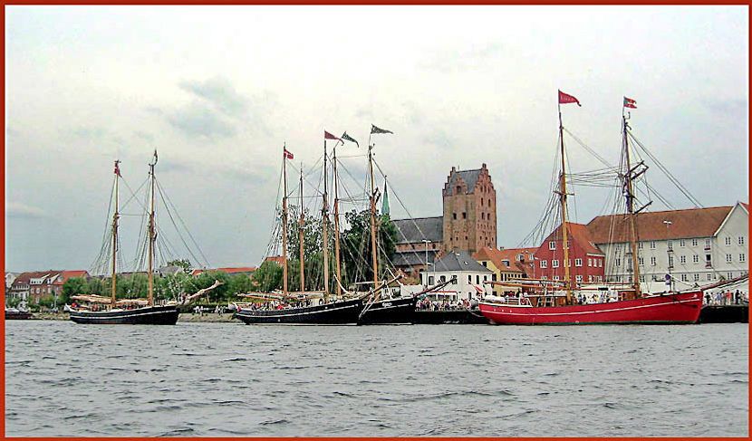 2004-04 -  The big ships moored at the open pier of old Middelfart - - - (Photo- and copyright: Tao Kit Yu )
