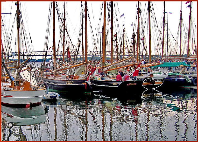 2004-04  - - while the smaller ones are safely moored for the night within the old, sheltered port basin -  (Photo- and copyright: Tao Kit Yu )