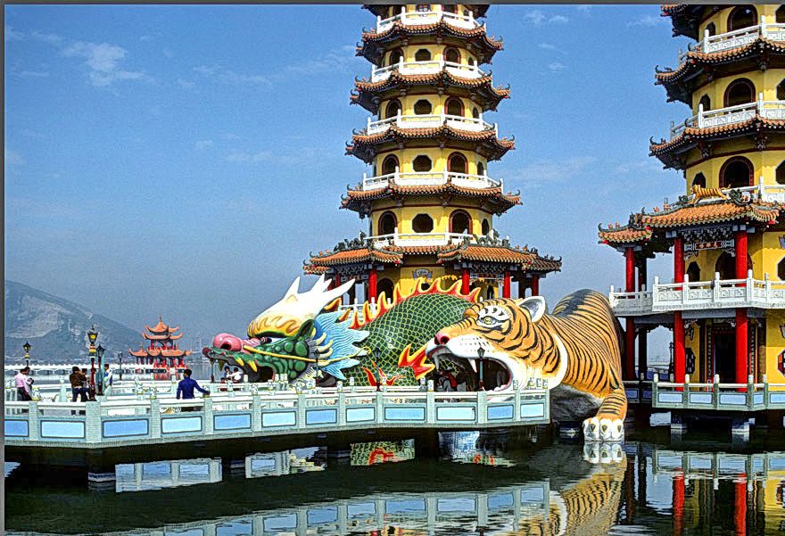 1977-01-080  -   The Dragon and Tiger Pagodas  -   (Photo- and copyright:   Karsten Petersen ©)