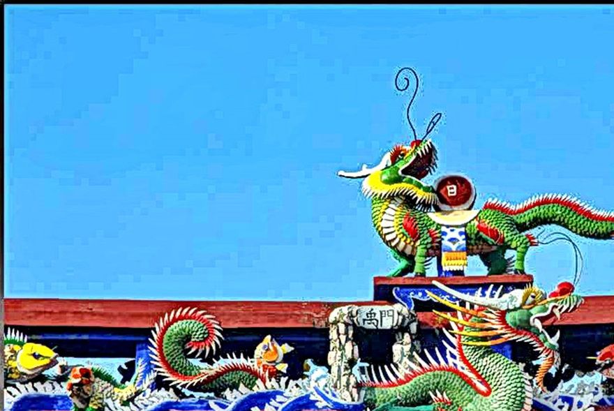 2012-03-01.074  -  A Qilung carries the sun. Decoration on the Lingxing Gate  -   (Photo- and copyright:  Karsten Petersen)