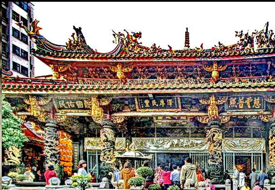 2012-02-29.142  -   The Lungshan Temple.  The inner courtyard  -   (Photo- and copyright:   Karsten Petersen)