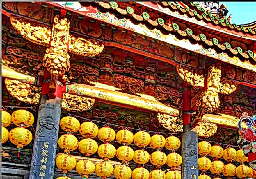 2012-02-29.153   -  The Lungshan Temple. Lantern decorations  -   (Photo- and copyright:   Karsten Petersen)