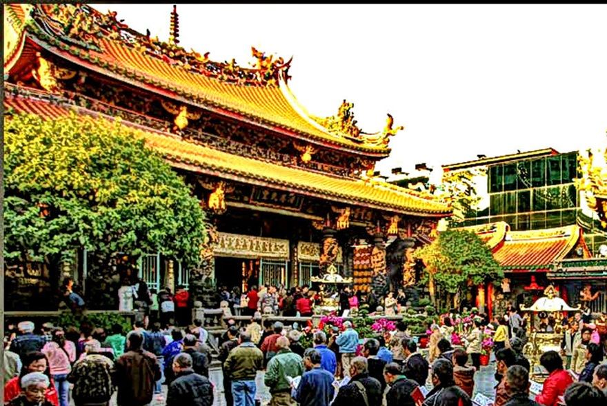 2012-02-29.157  -   The Lungshan Temple. Bustling activity in the inner courtyard  -   (Photo- and copyright:   Karsten Petersen)